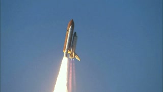 space-shuttle-flying-through-the-blue-sky_bjpjtdjeh__S0000.jpg